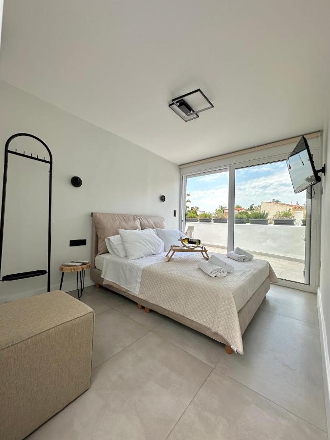 Step One | Luxury Suites Right In The Heart Of Acropolis Next To Metro Station Athene Buitenkant foto