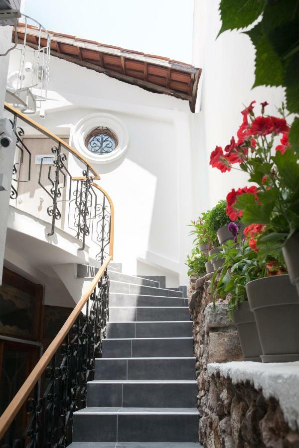 Step One | Luxury Suites Right In The Heart Of Acropolis Next To Metro Station Athene Buitenkant foto