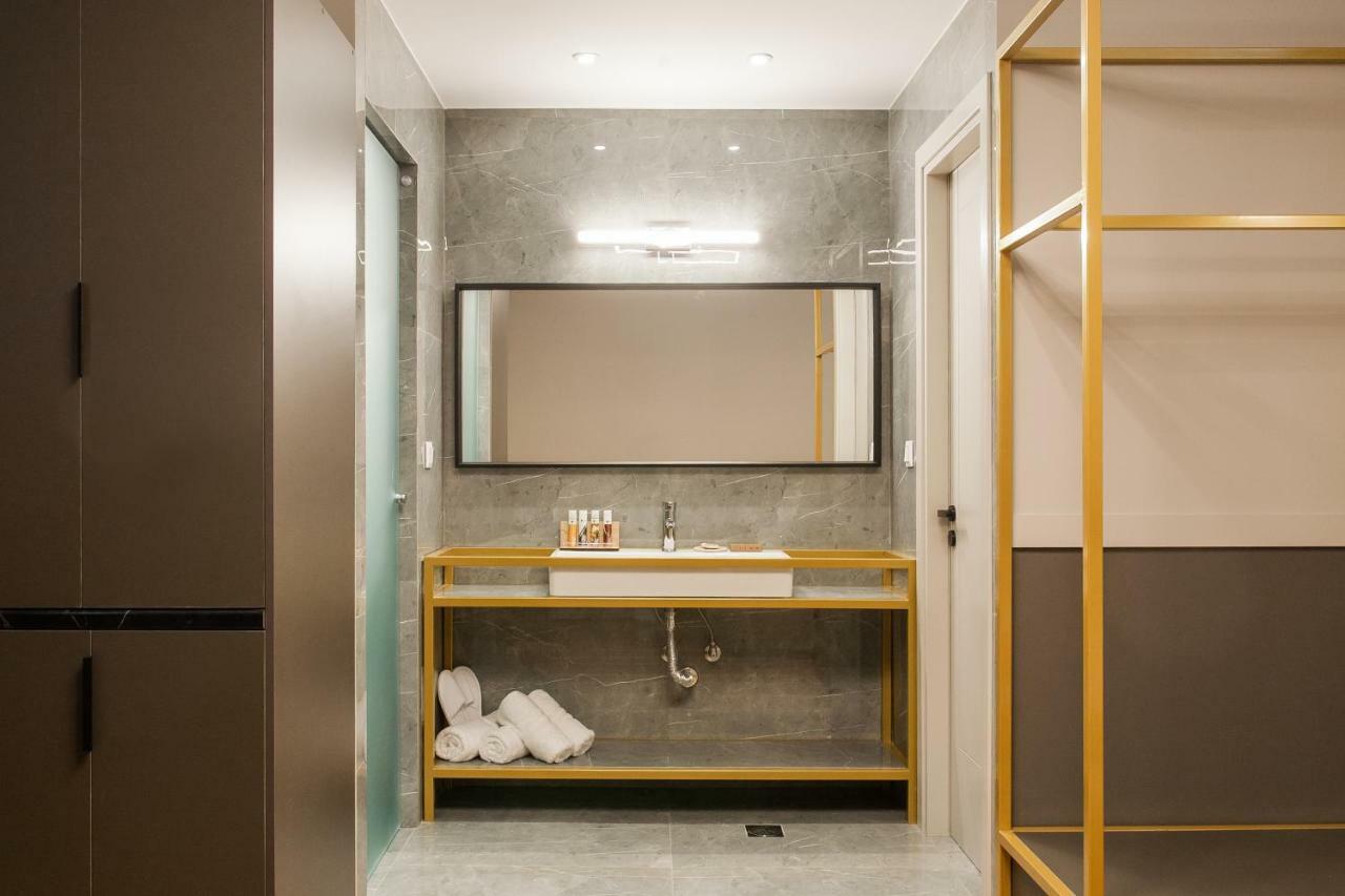 Step One | Luxury Suites Right In The Heart Of Acropolis Next To Metro Station Athene Buitenkant foto