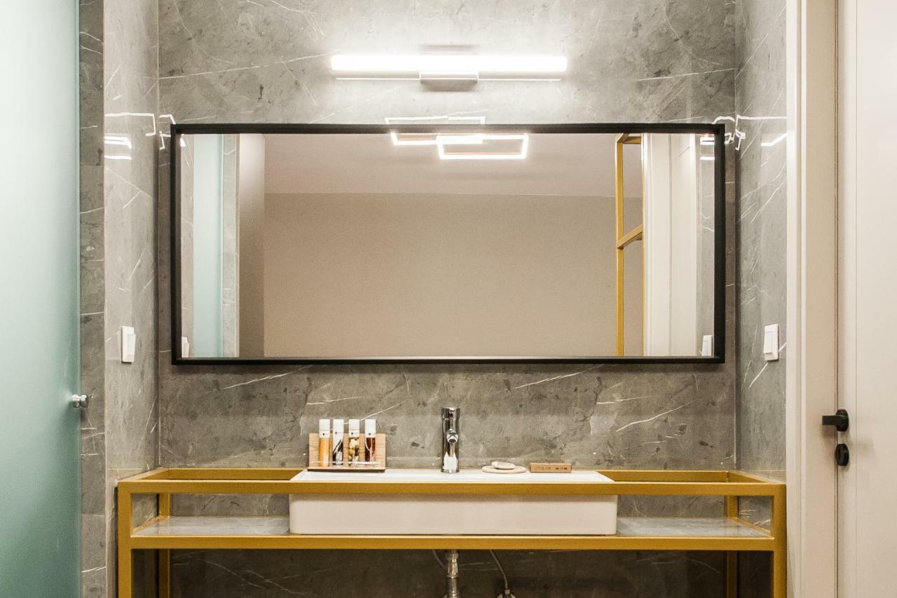Step One | Luxury Suites Right In The Heart Of Acropolis Next To Metro Station Athene Buitenkant foto