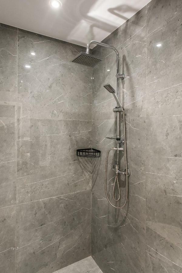 Step One | Luxury Suites Right In The Heart Of Acropolis Next To Metro Station Athene Buitenkant foto